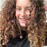 Sono una ragazza di 20 anni diplomata in lingue presso un liceo linguistico di Milano nel 2019 e attualmente studio economia presso l’università di Pavia. Amo insegnare e trasmettere le mie conoscenze e la mia passione ai ragazzi più giovani